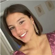 Profesora de matemáticas que imparte clases a niños que cursen primaria